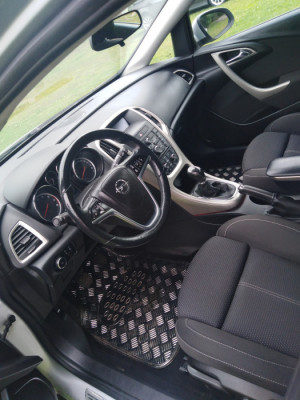 Opel Astra J 1.6 koni 120