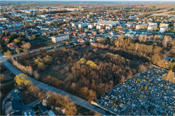 Działka 2,1 HA w centrum miejscowości Szydłowiec