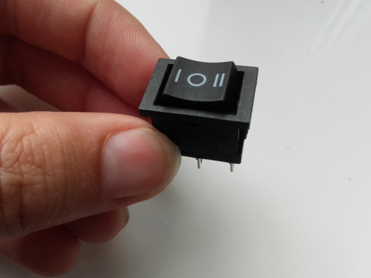 Prostokątny przełącznik kołyskowy, 3-pozycje On-Off-On czarny 21mm 6A