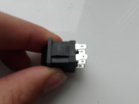 Prostokątny przełącznik kołyskowy, 3-pozycje On-Off-On czarny 21mm 6A