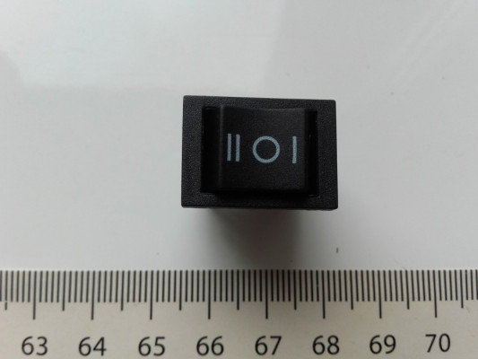 Prostokątny przełącznik kołyskowy, 3-pozycje On-Off-On czarny 21mm 6A