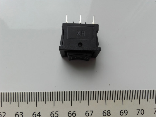 Prostokątny przełącznik kołyskowy, 3-pozycje On-Off-On czarny 21mm 6A