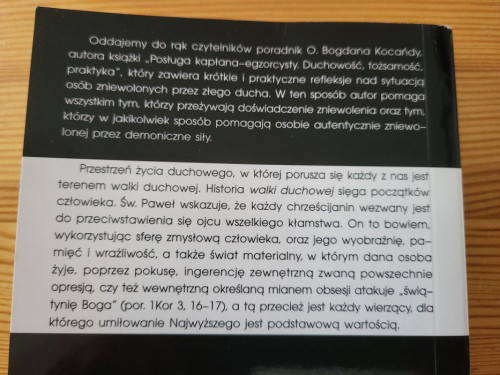 Jak pomagać cierpiącym z powodu działania złych duchów. Poradnik