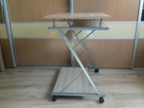 Biórko na kółkach 60cm, używane w bardzo dobrym stanie, z wysuwaną pół