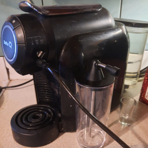 Ciśnieniowy ekspres do kawy na kapsułki ze spieniaczem do mleka