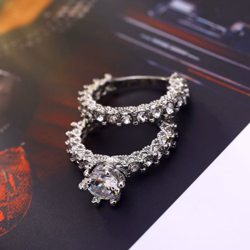 Elegancki pierścionek z cyrkonią biżuteria