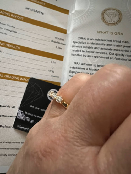 Pierścionek Moissanite wykonany w 100% z 14-karatowego złota