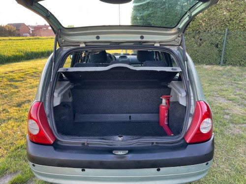 Sprzedam samochód RENAULT CLIO 2 z roku 2002  w stanie bardzo dobrym.