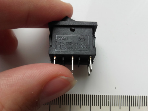 Prostokątny przełącznik kołyskowy, 3-pozycje On-Off-On czarny 21mm 6A