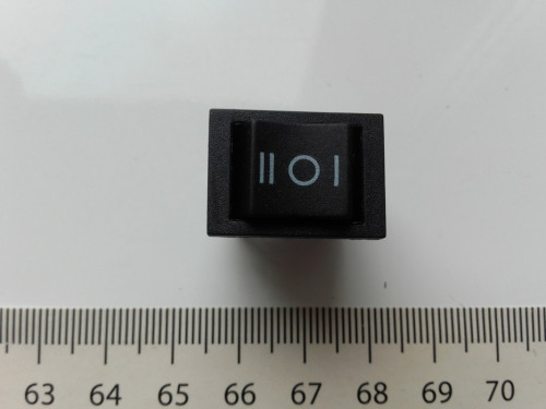 Prostokątny przełącznik kołyskowy, 3-pozycje On-Off-On czarny 21mm 6A