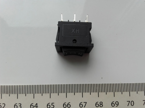 Prostokątny przełącznik kołyskowy, 3-pozycje On-Off-On czarny 21mm 6A