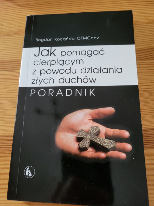 Jak pomagać cierpiącym z powodu działania złych duchów. Poradnik