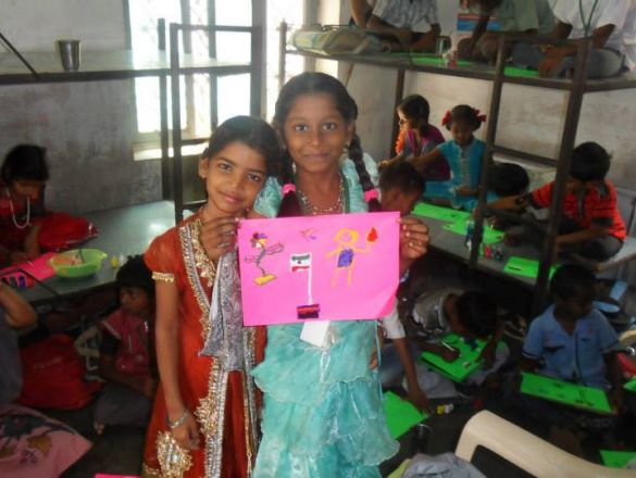Bloki i kredki dla dzieci- wolontariat w Indiach