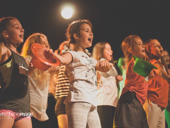 Pokaz musicalowy dzieci i młodzieży w teatrze. finansowanie społecznościowe